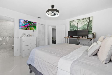 House in Miami, Florida 5 bedrooms, 137.5 sq.m. № 1691676 - photo 17