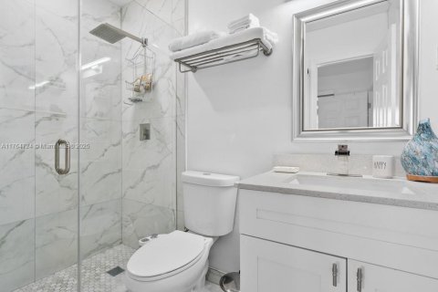 House in Miami, Florida 5 bedrooms, 137.5 sq.m. № 1691676 - photo 20