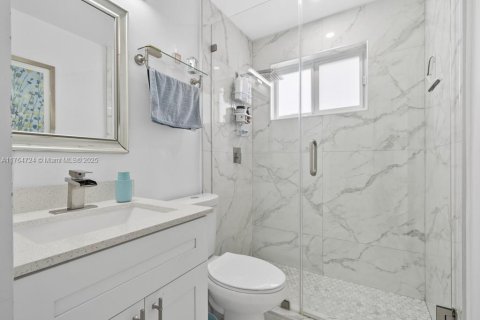 House in Miami, Florida 5 bedrooms, 137.5 sq.m. № 1691676 - photo 19