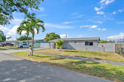 House in Miami, Florida 5 bedrooms, 137.5 sq.m. № 1691676 - photo 3