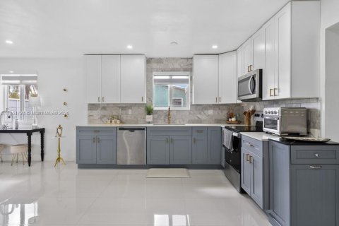House in Miami, Florida 5 bedrooms, 137.5 sq.m. № 1691676 - photo 8