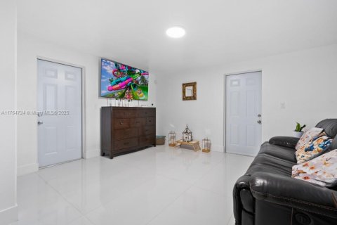 House in Miami, Florida 5 bedrooms, 137.5 sq.m. № 1691676 - photo 11