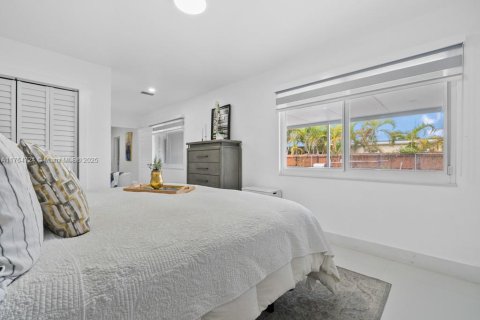 House in Miami, Florida 5 bedrooms, 137.5 sq.m. № 1691676 - photo 23