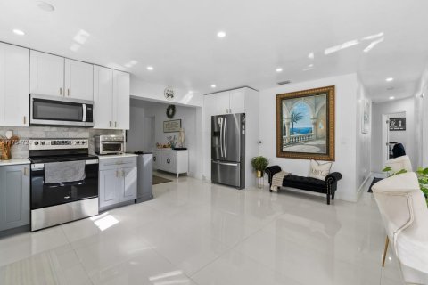 House in Miami, Florida 5 bedrooms, 137.5 sq.m. № 1691676 - photo 9