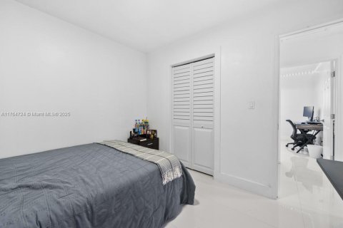 House in Miami, Florida 5 bedrooms, 137.5 sq.m. № 1691676 - photo 15