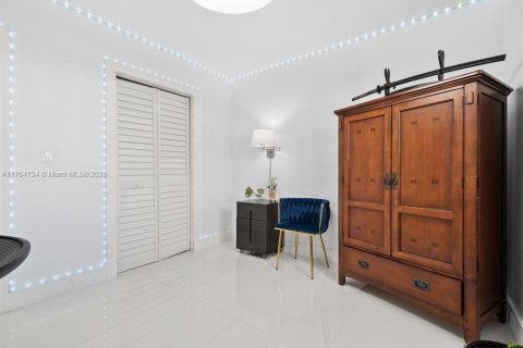 House in Miami, Florida 5 bedrooms, 137.5 sq.m. № 1691676 - photo 13