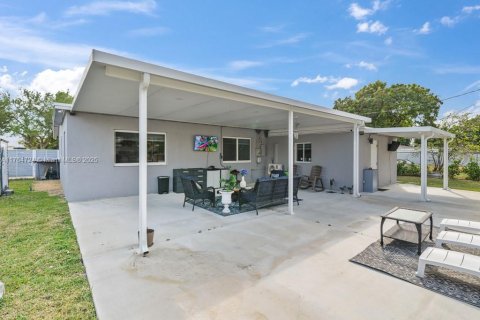 House in Miami, Florida 5 bedrooms, 137.5 sq.m. № 1691676 - photo 26