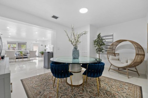 House in Miami, Florida 5 bedrooms, 137.5 sq.m. № 1691676 - photo 10