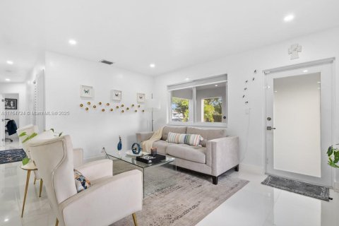 House in Miami, Florida 5 bedrooms, 137.5 sq.m. № 1691676 - photo 5
