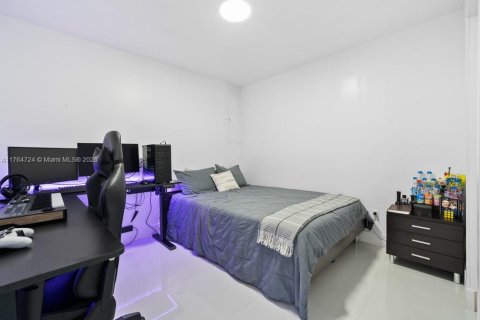 House in Miami, Florida 5 bedrooms, 137.5 sq.m. № 1691676 - photo 14
