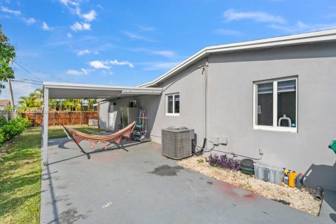 House in Miami, Florida 5 bedrooms, 137.5 sq.m. № 1691676 - photo 28