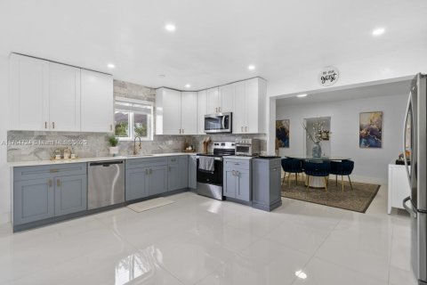 House in Miami, Florida 5 bedrooms, 137.5 sq.m. № 1691676 - photo 7