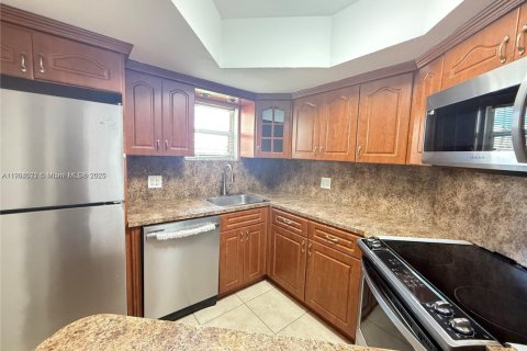 Condo in Doral, Florida, 1 bedroom  № 1957248 - photo 7