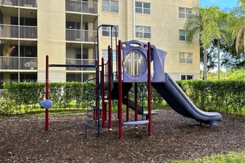 Condo in Doral, Florida, 1 bedroom  № 1957248 - photo 13