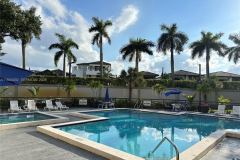 Condo in Doral, Florida, 1 bedroom  № 1957248 - photo 12