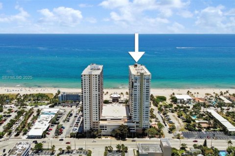 Condo in Pompano Beach, Florida, 2 bedrooms  № 1990467 - photo 1