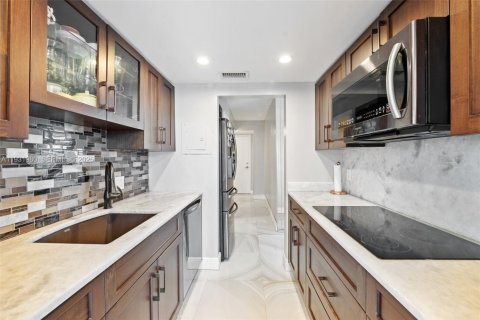 Condo in Pompano Beach, Florida, 2 bedrooms  № 1990467 - photo 5