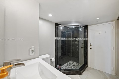 Condo in Pompano Beach, Florida, 2 bedrooms  № 1990467 - photo 16