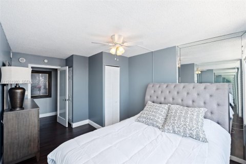 Condo in Pompano Beach, Florida, 2 bedrooms  № 1990467 - photo 15