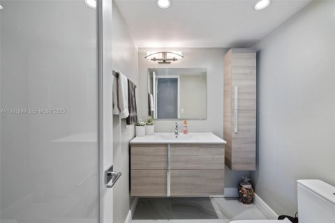 Condo in Pompano Beach, Florida, 2 bedrooms  № 1990467 - photo 12