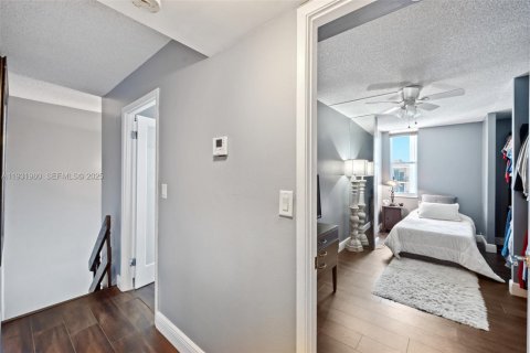 Condo in Pompano Beach, Florida, 2 bedrooms  № 1990467 - photo 22