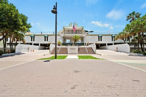 Condo in Pompano Beach, Florida, 2 bedrooms  № 1990467 - photo 27