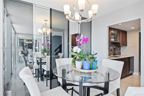 Condo in Pompano Beach, Florida, 2 bedrooms  № 1990467 - photo 8