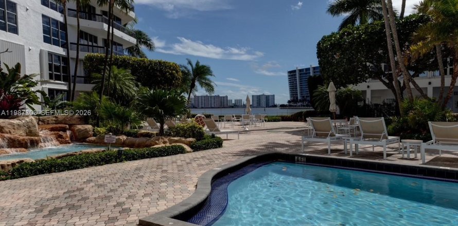 Кондоминиум с 2 спальнями в Авентура, Флорида № 2047757