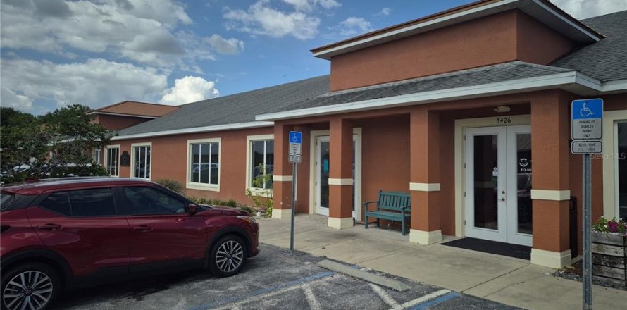 Commercial property in Land O' Lakes, Florida 273.13 sq.m. № 2205942