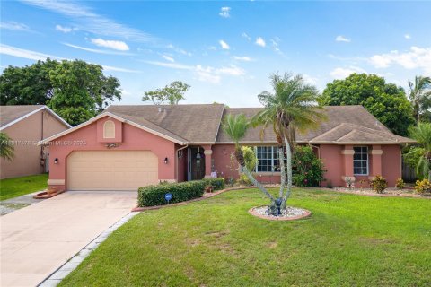 House in Port St. Lucie, Florida 3 bedrooms, 168.43 sq.m. № 1847685 - photo 1