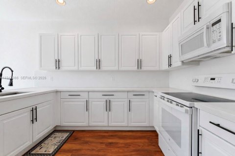 Townhouse in Miami, Florida 4 bedrooms, 194.82 sq.m. № 2003244 - photo 8