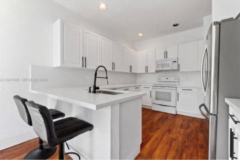 Townhouse in Miami, Florida 4 bedrooms, 194.82 sq.m. № 2003244 - photo 7