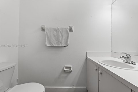 Townhouse in Miami, Florida 4 bedrooms, 194.82 sq.m. № 2003244 - photo 11