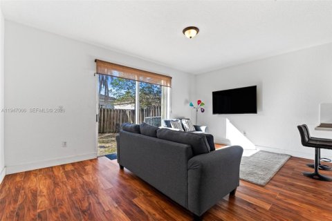 Townhouse in Miami, Florida 4 bedrooms, 194.82 sq.m. № 2003244 - photo 5