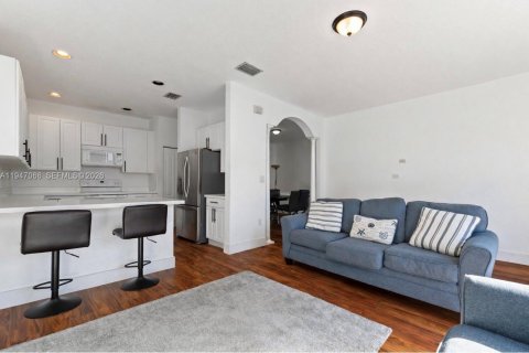 Townhouse in Miami, Florida 4 bedrooms, 194.82 sq.m. № 2003244 - photo 6