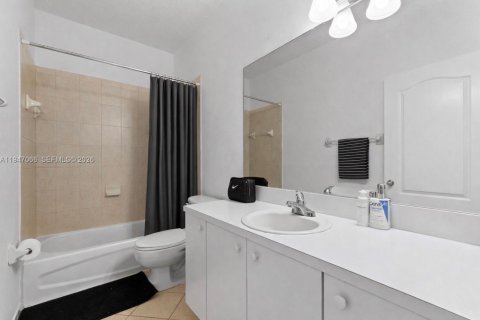 Townhouse in Miami, Florida 4 bedrooms, 194.82 sq.m. № 2003244 - photo 18