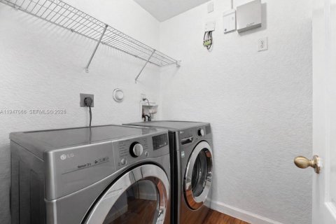 Townhouse in Miami, Florida 4 bedrooms, 194.82 sq.m. № 2003244 - photo 12