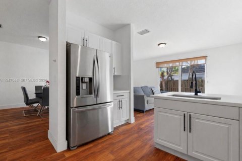 Townhouse in Miami, Florida 4 bedrooms, 194.82 sq.m. № 2003244 - photo 9