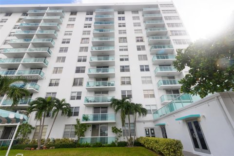 Condominio en alquiler en North Miami Beach, Florida, 1 dormitorio, 73.39 m2 № 1989379 - foto 16
