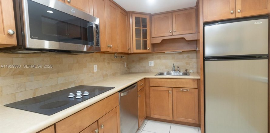 Condominio en North Miami Beach, Florida, 1 dormitorio  № 1989379