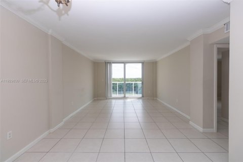 Condominio en alquiler en North Miami Beach, Florida, 1 dormitorio, 73.39 m2 № 1989379 - foto 3