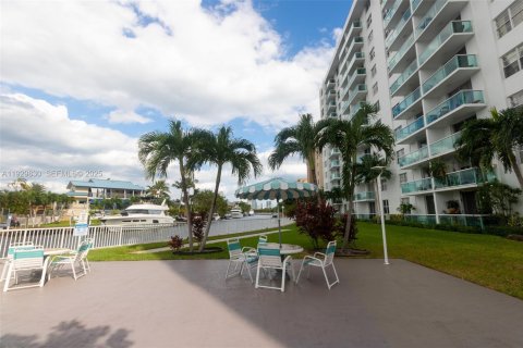 Condominio en alquiler en North Miami Beach, Florida, 1 dormitorio, 73.39 m2 № 1989379 - foto 17