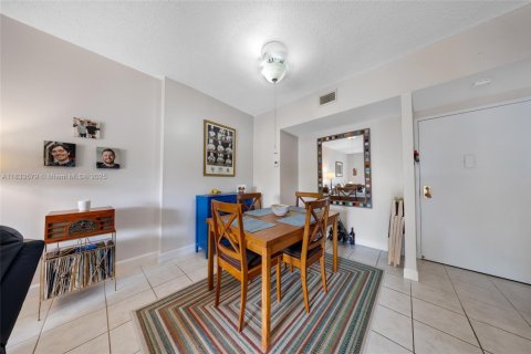 Condo in Hollywood, Florida, 1 bedroom  № 1814013 - photo 8