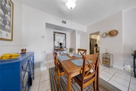 Condo in Hollywood, Florida, 1 bedroom  № 1814013 - photo 6