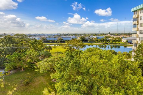 Condo in Hollywood, Florida, 1 bedroom  № 1814013 - photo 22