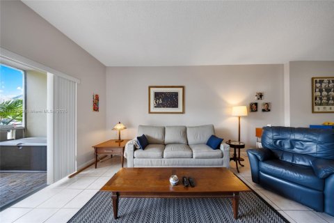 Condo in Hollywood, Florida, 1 bedroom  № 1814013 - photo 1