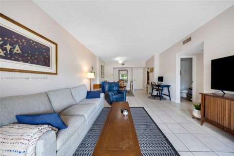 Condo in Hollywood, Florida, 1 bedroom  № 1814013 - photo 4