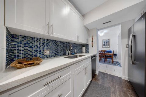 Condo in Hollywood, Florida, 1 bedroom  № 1814013 - photo 10