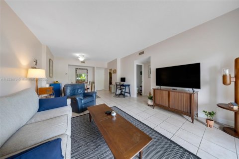 Condo in Hollywood, Florida, 1 bedroom  № 1814013 - photo 5