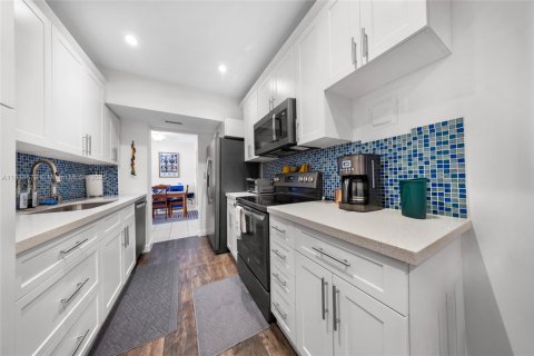 Condo in Hollywood, Florida, 1 bedroom  № 1814013 - photo 11